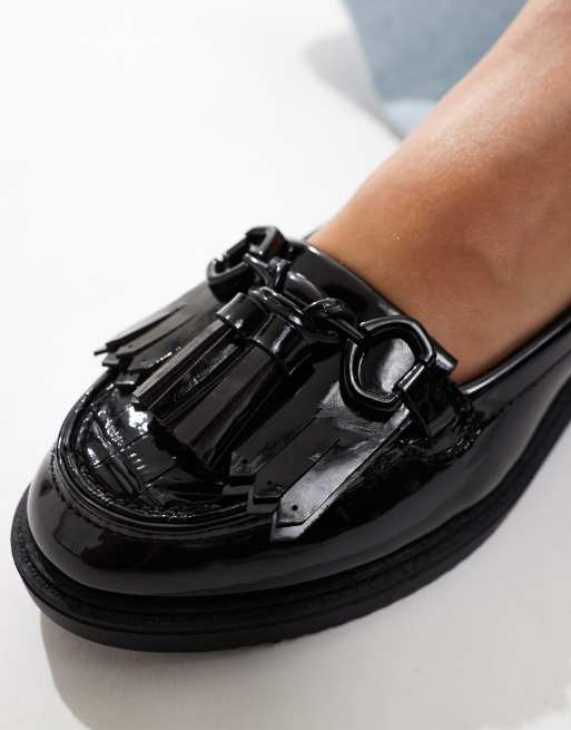 River Island Loafer in schwarzer Lackoptik mit Quasten