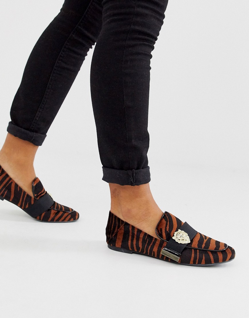River Island loafer with fabric strap and tiger detail in black-Orange