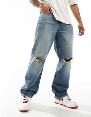 River Island – Locker geschnittene Jeans in verwaschenem Mittelblau mit Zierrissen