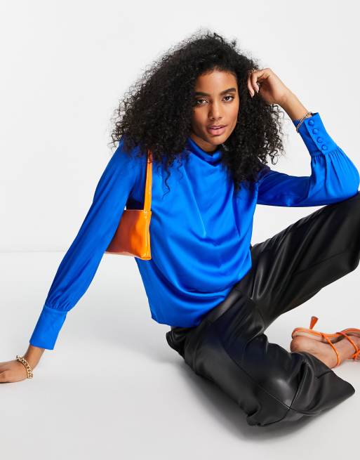 River Island - Lyseblå satinbluse med vandfaldsudskæring
