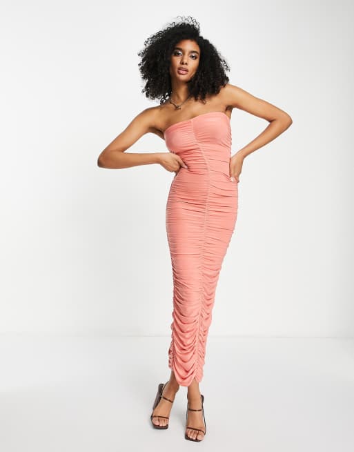 River Island – Marszczona bandażowa sukienka midi z dekoltem bandeau w różowym kolorze
