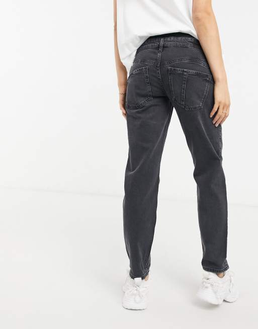 River Island Maternity - Carrie - Formgivende mom-jeans med graviditetsbælte i sort, 2 af 4