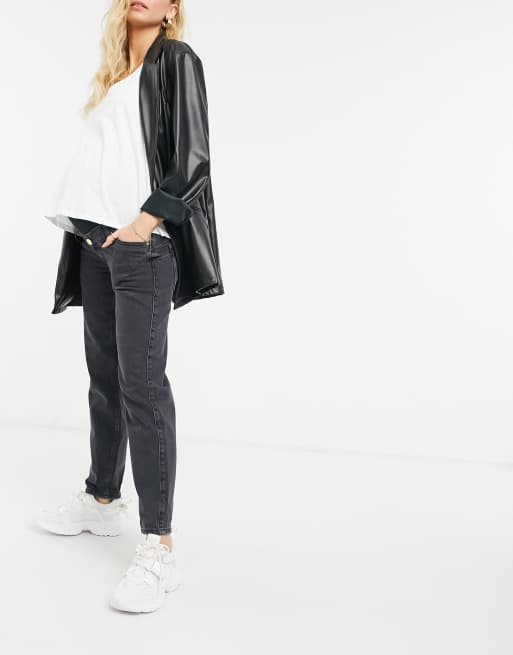 River Island Maternity - Carrie - Formgivende mom-jeans med graviditetsbælte i sort, 4 af 4
