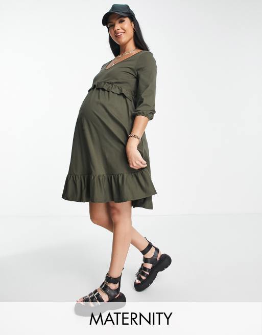 River Island Maternity – Kakifärgad smockad miniklänning med volang