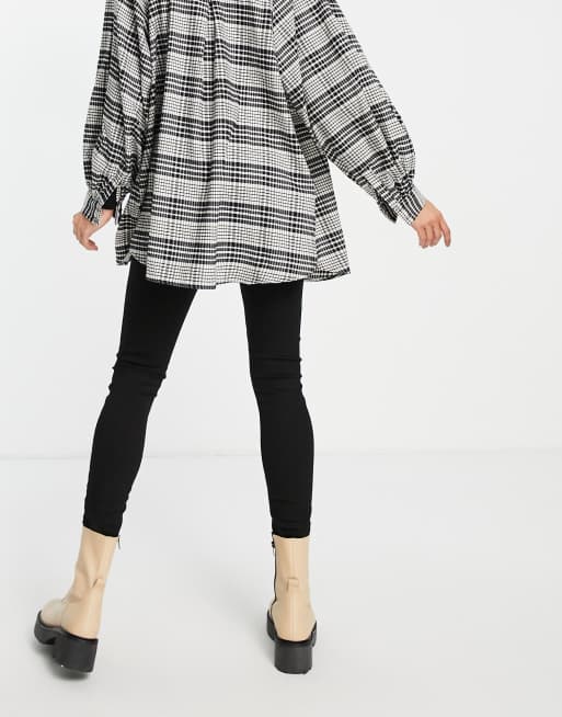 River Island Maternity – Molly – Jeans in Schwarz mit engem Schnitt und Überbauchbund, 2 von 4