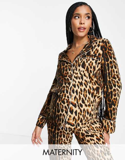 River Island Maternity - Combi-set van satijnen pyjamashirt en -broek in bruin met luipaardprint, 2 van 3