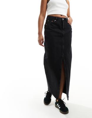 River Island - Maxi-Jeansrock in Schwarz mit Schlitz vorn