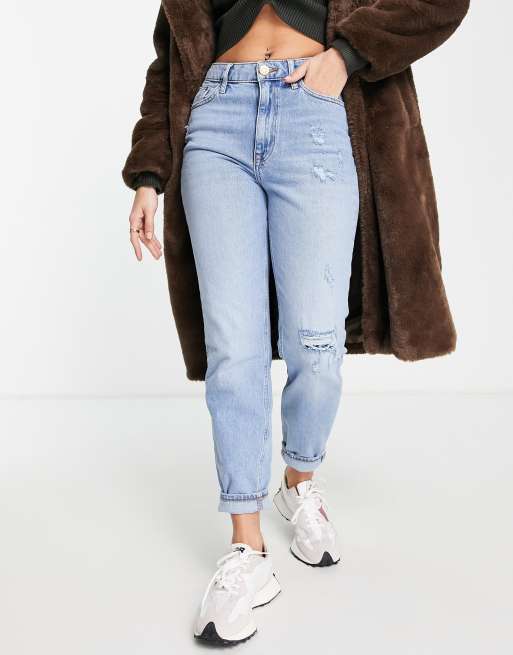 River Island - Mellemblå formende mom-jeans med slitage bagpå