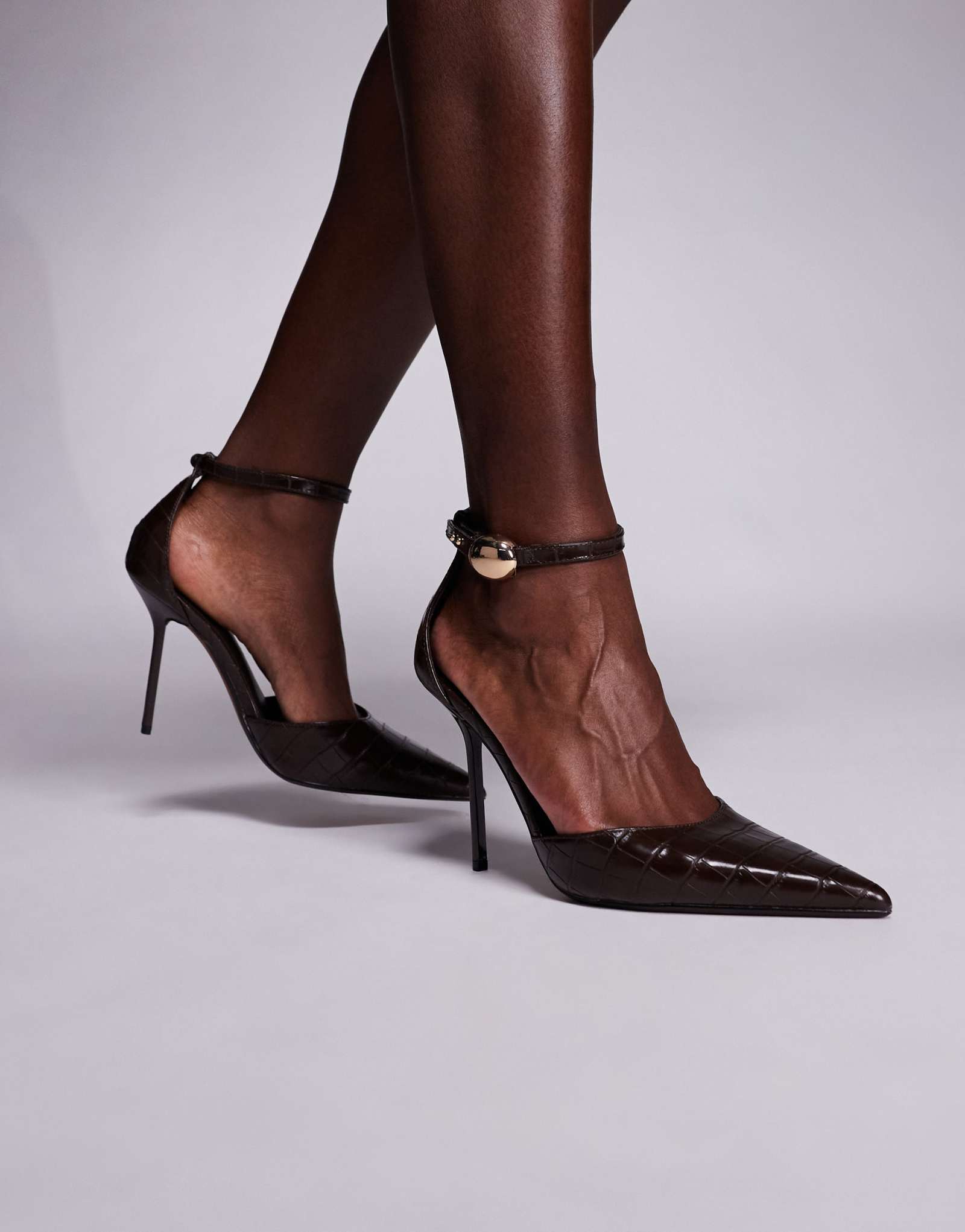 Туфли на каблуке из коричневой крокодиловой кожи с металлической фурнитурой River Island