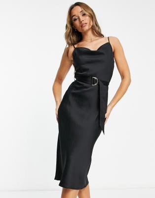 River Island - Midi-Trägerkleid in Schwarz mit Gürtel und Wasserfallausschnitt