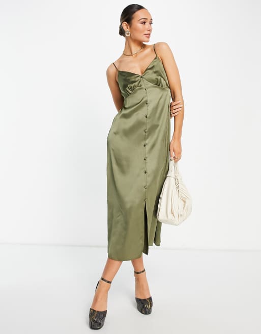 River Island – Midikleid zum Reinschlüpfen aus Satin in Khaki mit Knöpfen vorne