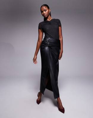 River Island - Midirock aus Kunstleder in Schwarz mit verdrehtem Design an der Seite