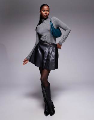 River Island - Mini-Faltenrock aus Kunstleder in Schwarz mit Trensendetail aus Metall
