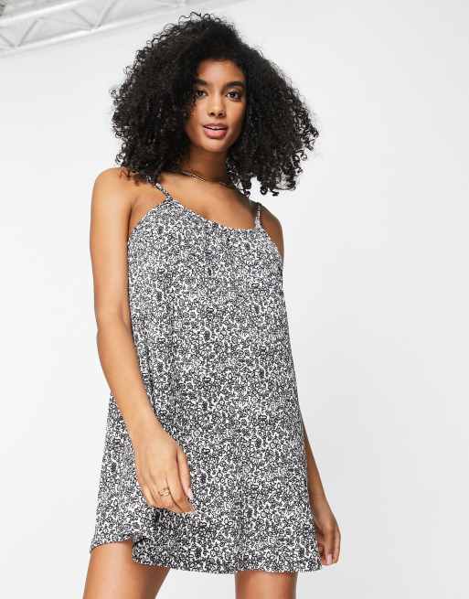 River Island – Mini-Schlupfkleid in Schwarz mit Knitterstruktur und Blümchendesign