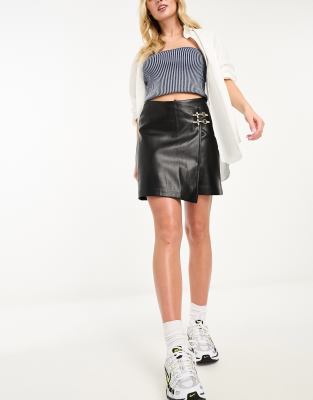 River Island - Mini-Wickelrock aus PU in Schwarz mit Schnallendetail