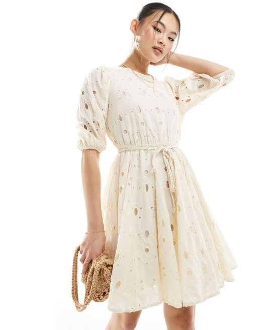 River Island – Miniklänning med klockad kjol i broderie anglaise