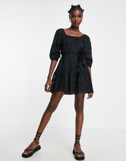 River Island – Minikleid in Schwarz mit Bindegürtel und Lochstickerei