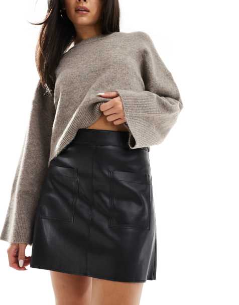 River Island – Minirock in Schwarz aus Kunstleder mit aufgesetzten Taschen - view 1