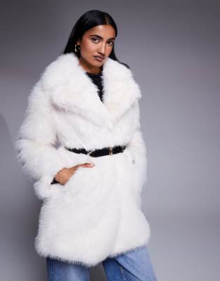 River Island - Mittellanger Mantel aus Kunstpelz in Cremeweiß mit Gürtel
