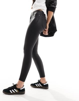 River Island - Molly - Beschichtete Jeans in Schwarz mit mittelhohem Bund