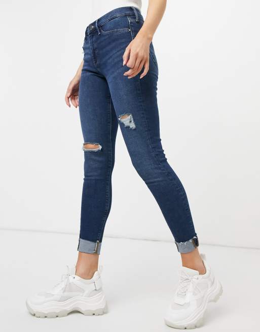 River Island – Molly – Ciemnoniebieskie jeansy o dopasowanym kroju z rozdarciami i surowym dołem