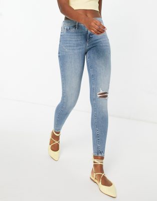 blue ripped knee skinny jeans