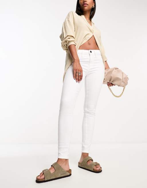 River Island – Molly – Modelujące sylwetkę dopasowane białe jeansy ze średnim stanem