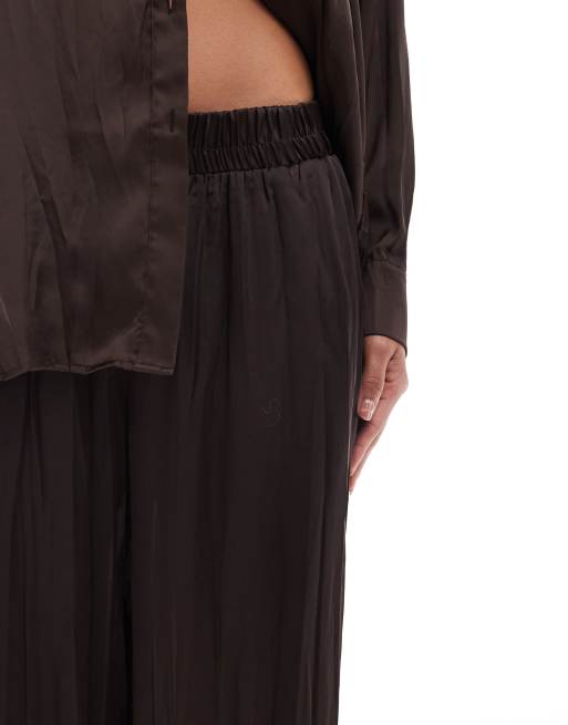 River Island – Mörkbruna, plisserade byxor med vida ben i satin, del av set, 3 av 5