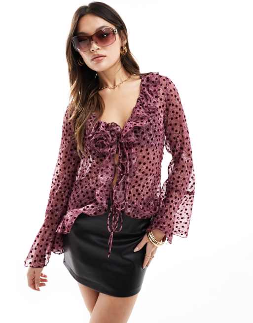 River Island – Mörklila blus med blomma och volang