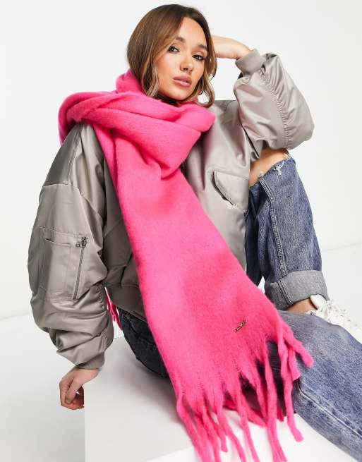 River Island – Mörkrosa, kraftig halsduk med tofsar