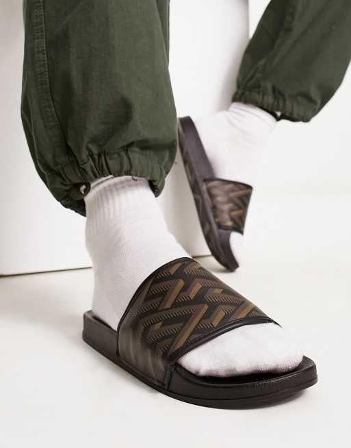 River Island - Mørkebrune sliders med geometrisk print