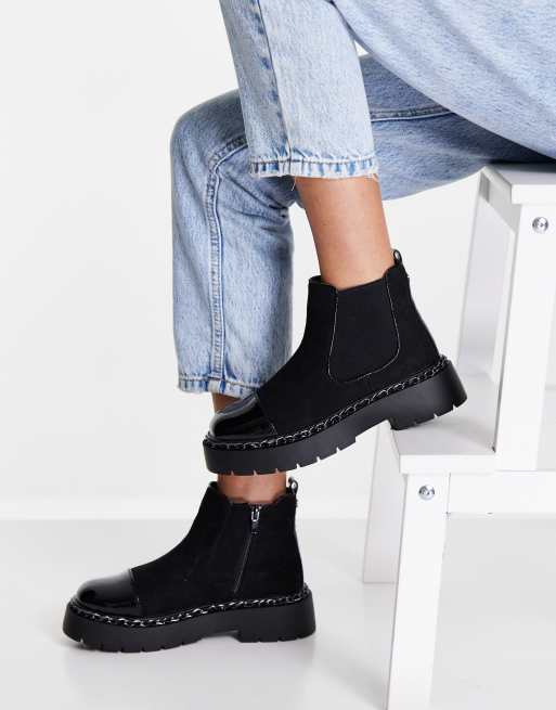 River Island – Niedrige Chelsea-Stiefel in Schwarz mit Kettendetail, 4 von 4