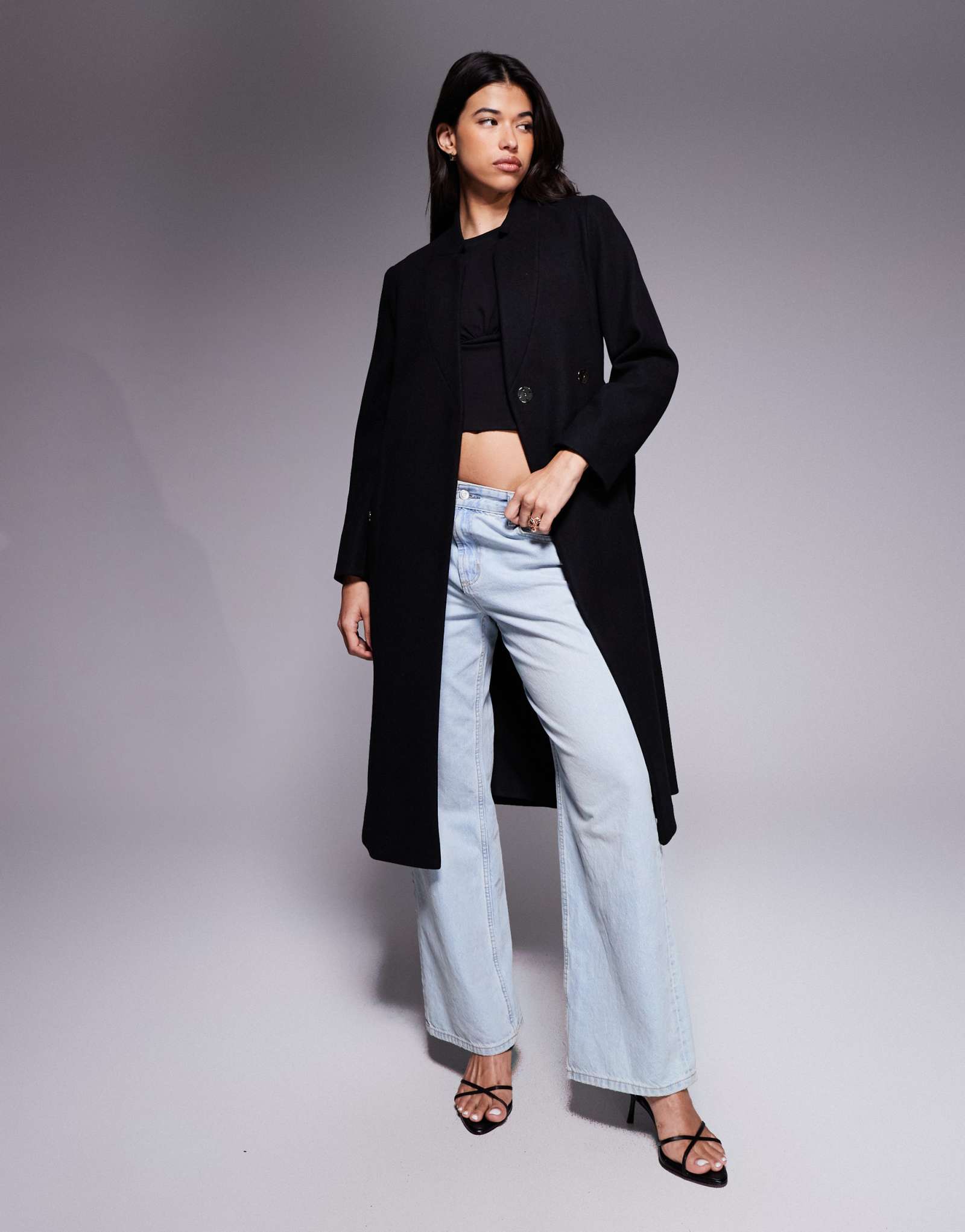 Черное пальто с запахом и поясом с вырезами от River Island черного цвета
