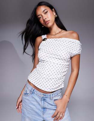 River Island - Oberteil aus Netzstoff in Weiß mit Punktemuster und asymmetrischem Ärmel