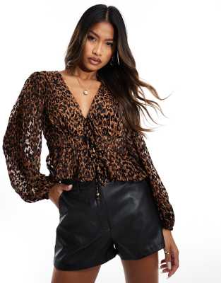 River Island - Oberteil aus Samt mit gebundener Vorderseite und Leopardenmuster-Brown