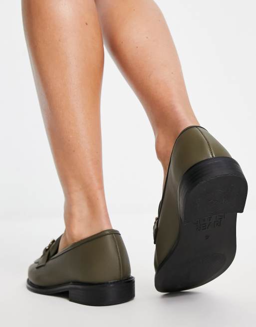 River Island – Olivgröna loafers med fransar, bred passform och kedjedetalj, 2 av 4