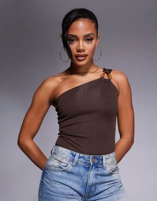 River Island - One-Shoulder-Body in Braun mit Besatz
