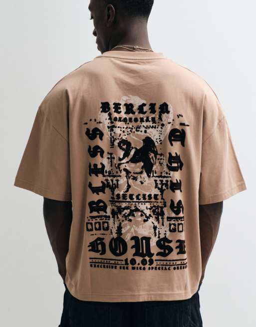 River Island - Oversized T-shirt met geflockte renaissanceprint in lichtbruin, 4 van 5