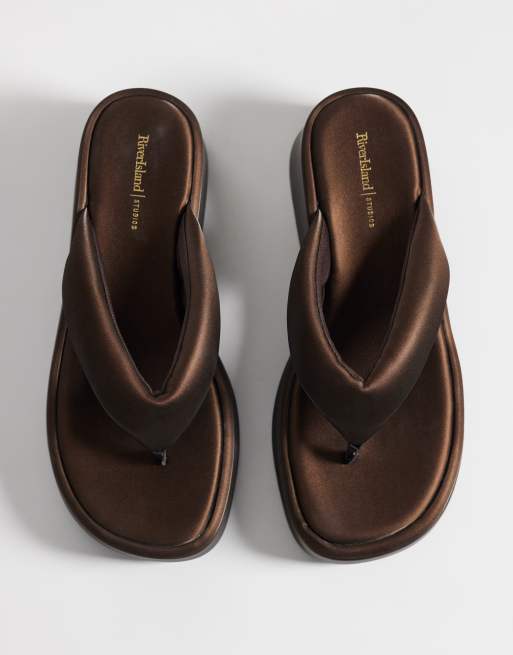 River Island padded platform flip flops in brown, 3 of 4