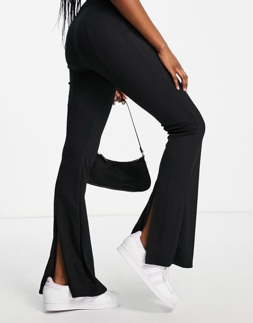River Island - Pantalon évasé avec ourlets fendus à l'arrière - Noir