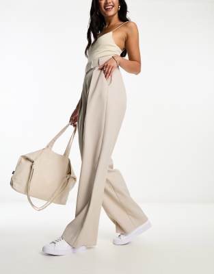 River Island - Pantalon met plooien en wijde pijpen in grijs