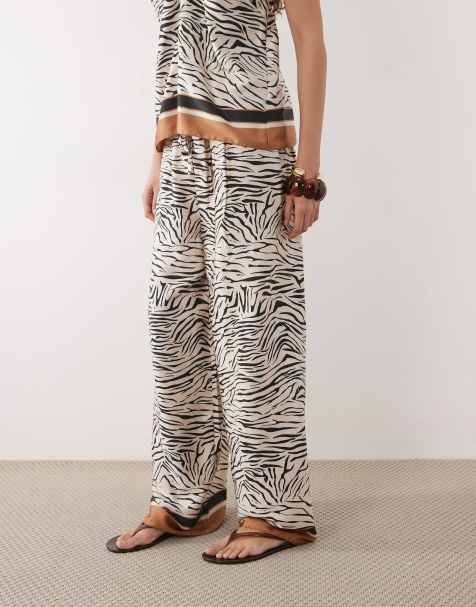 River Island - Pantalones color crema de pernera ancha con estampado de cebra de satén - view 1