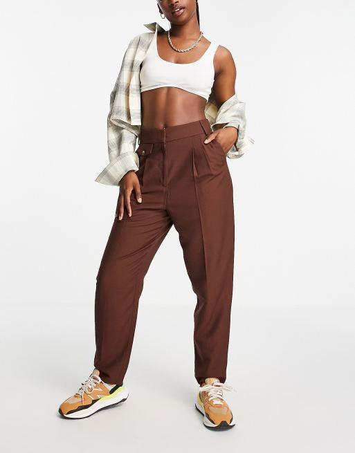 River Island - Pantaloni affusolati sartoriali color cuoio a pieghe in coordinato