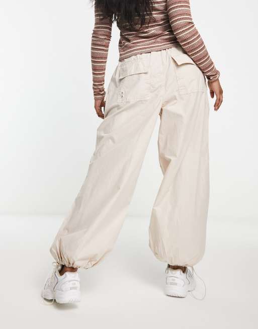 River Island - Pantaloni cargo a vita bassa beige stile parachute, 2 di 4
