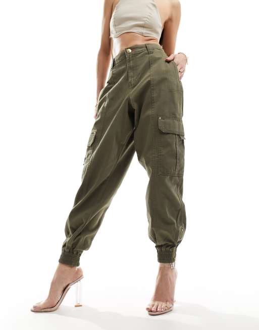 River Island - Pantaloni cargo kaki con cintura e polsino sul fondo