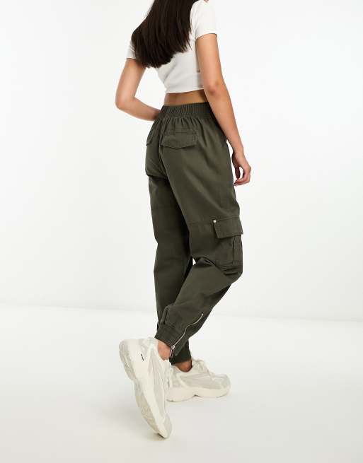 River Island - Pantaloni cargo kaki con fondo elasticizzato e zip
