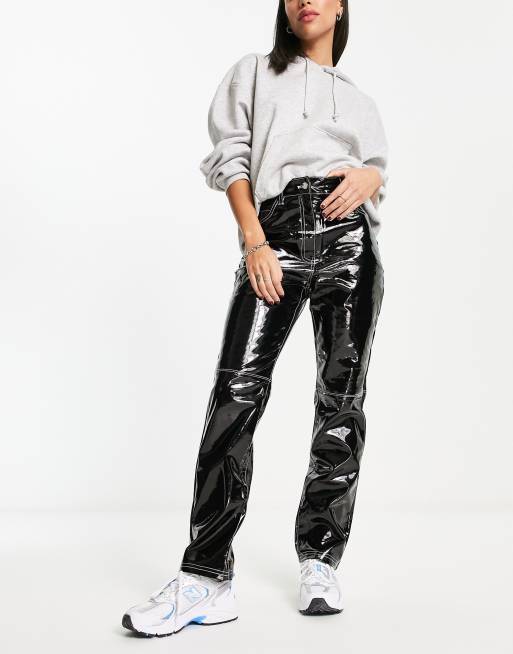 River Island - Pantaloni in vinile nero con cuciture a contrasto