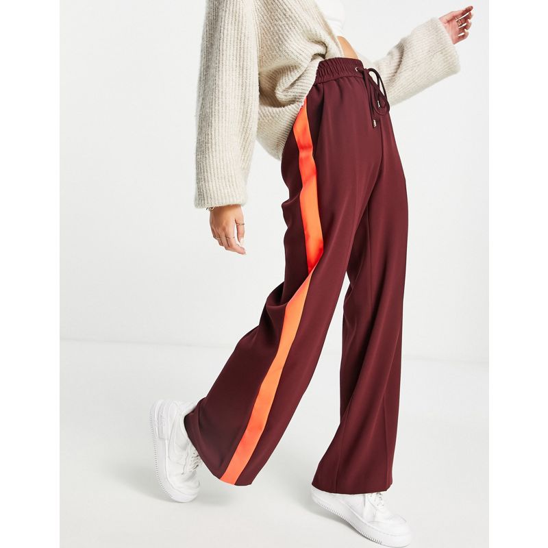 Pantaloni con fondo ampio Pantaloni e leggings River Island - Pantaloni sartoriali a fondo ampio rosso scuro con strisce laterali