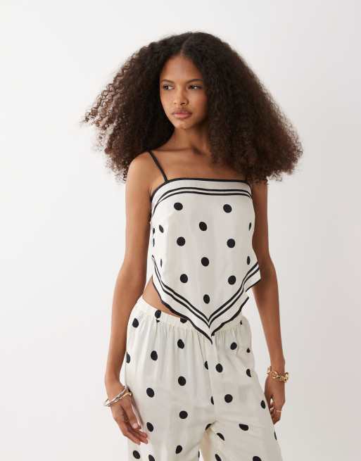 River Island - Conjunto color crema con estampado de lunares de pantalones de pernera ancha y top con bajo de pico, 3 de 3