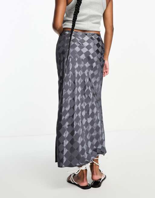 Bias cut outlet skirt river island